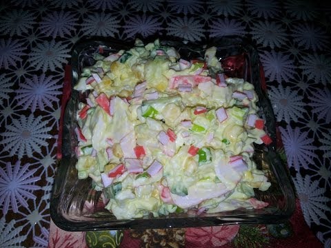 Salad salad với thịt gà, dưa chuột, trứng, táo, mận