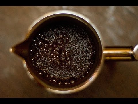 Comment préparer du café dans et sans Turc, dans une cafetière et une casserole