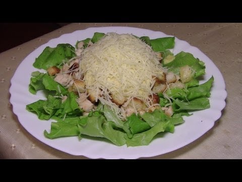 Kā pagatavot klasiskus Cēzara salātus ar vistu un krekeriem