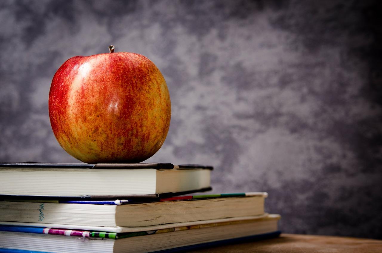 Bøker og eple - symboler for kunnskap