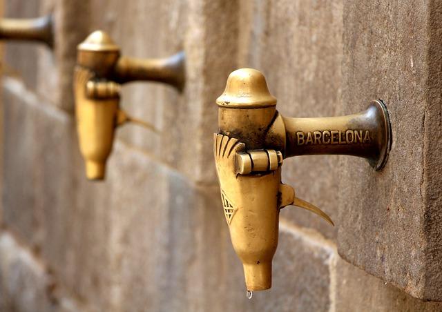 Uống nước trên đường phố Barcelona