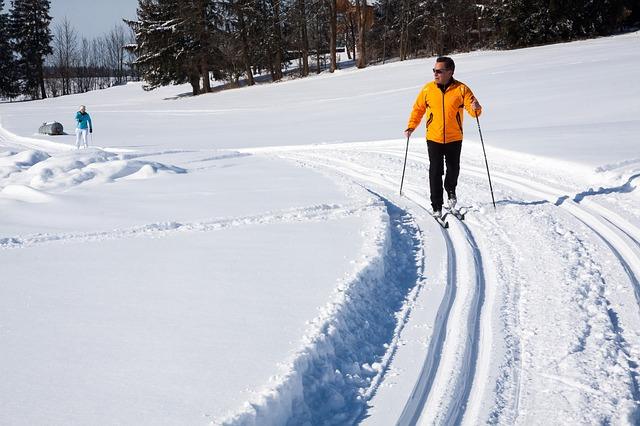 Hình ảnh một người đàn ông trượt tuyết xuyên quốc gia