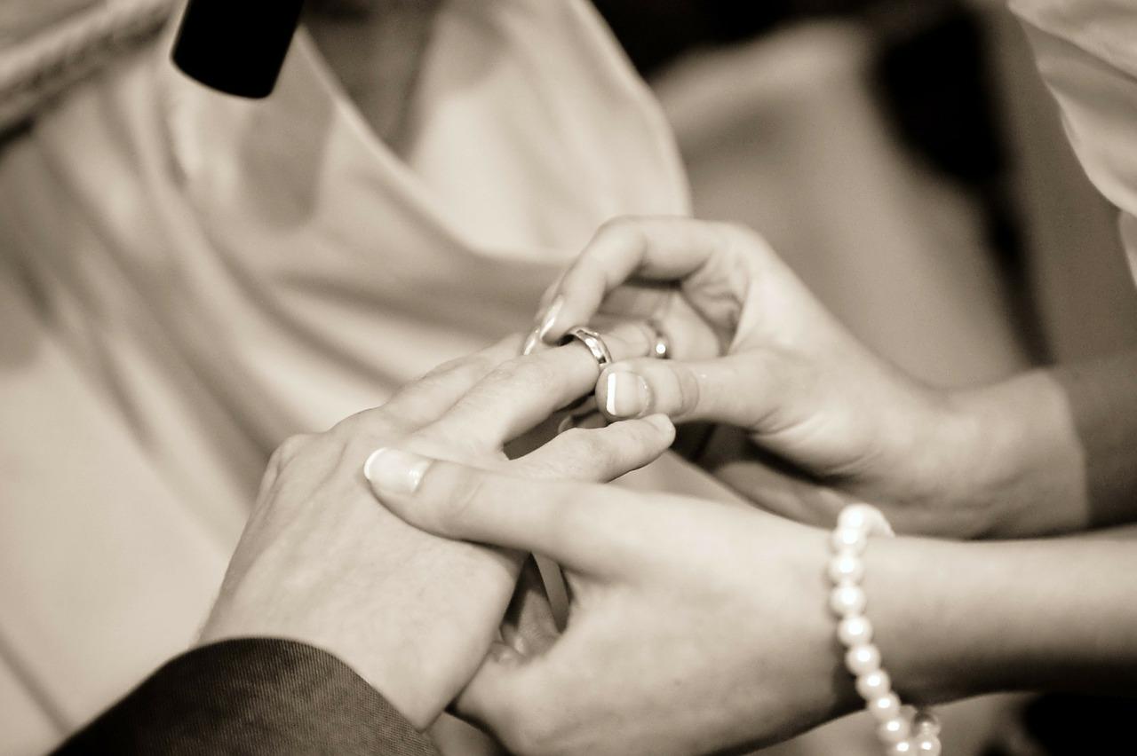 Ifjú házasok csere gyűrűk