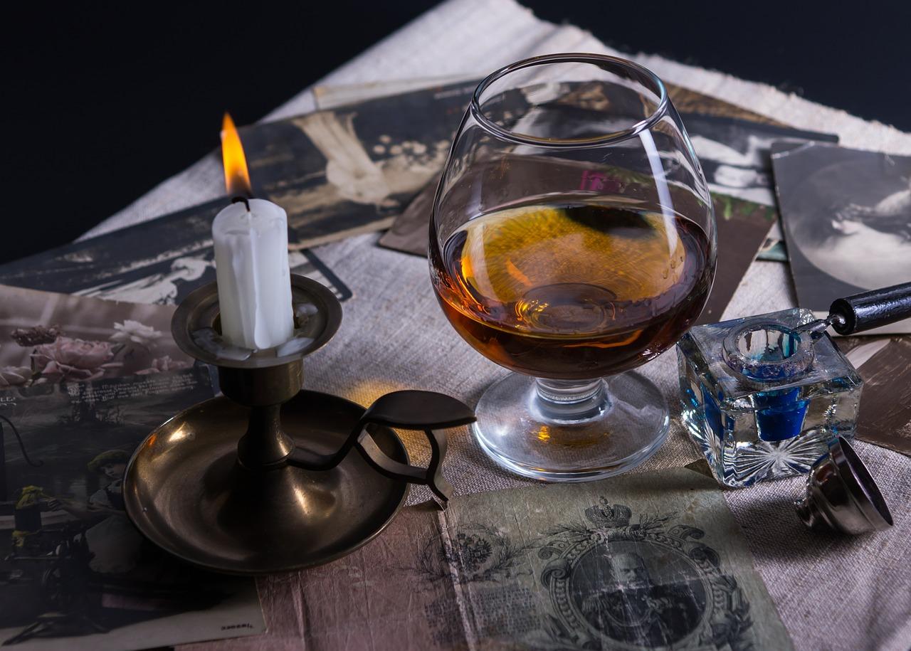 Foto af cognac i et glas