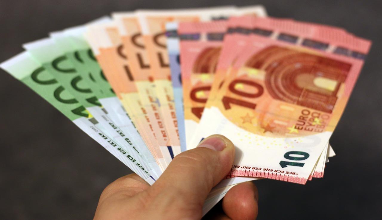 Euro sedler i en mands hånd