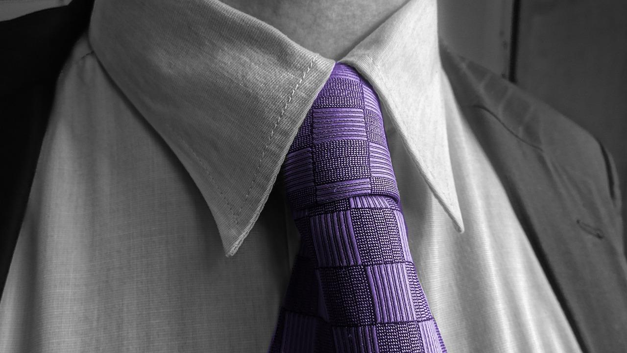 Tapoja ommella komea miesten solmio