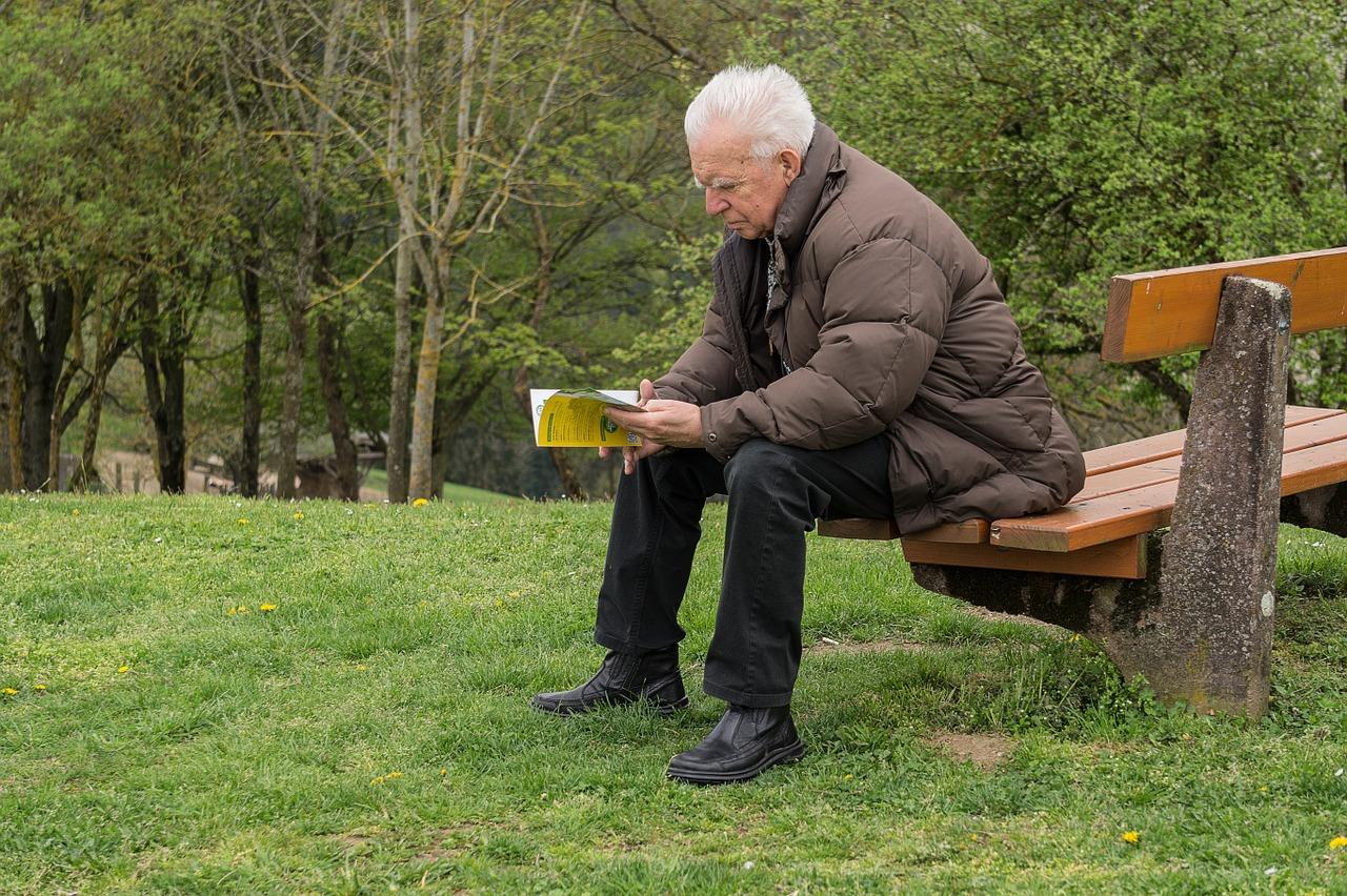 Pensjonist leser hvordan du kan få et forsikringsbevis