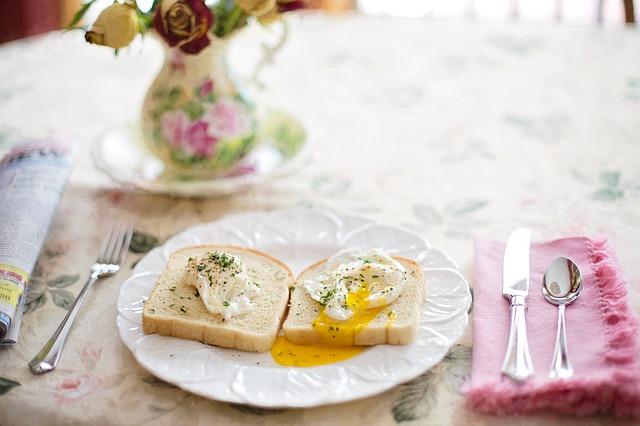 Trứng luộc trên bánh mì