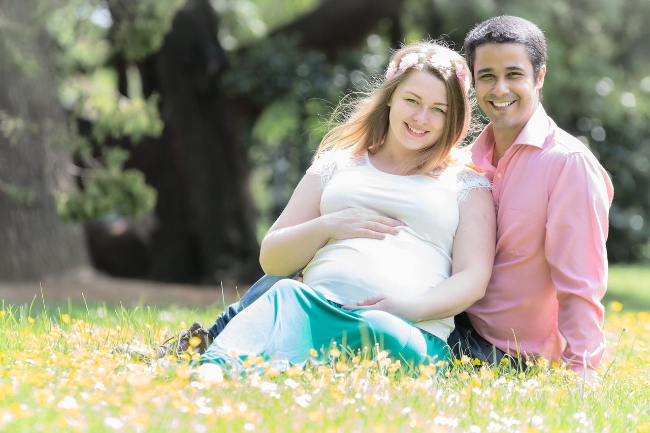 Boldog terhes lány férjével