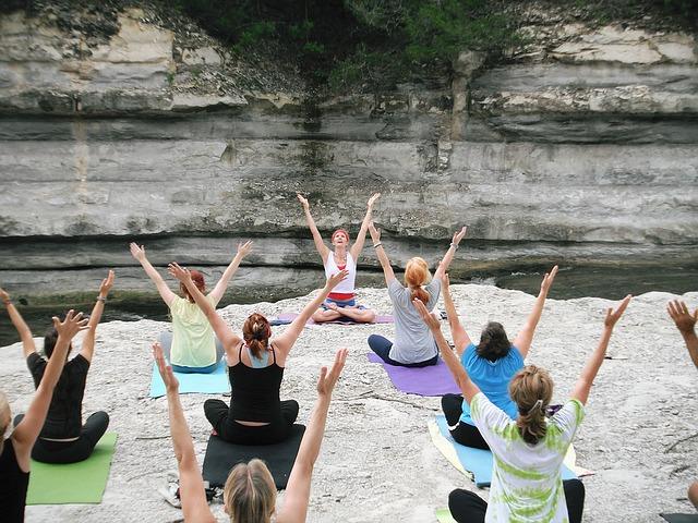 Cours de yoga en groupe en plein air