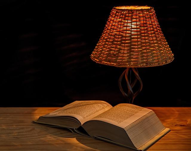 Gyönyörű asztali lámpa és könyv