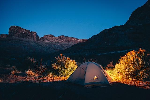 Tente de camping dans le canyon