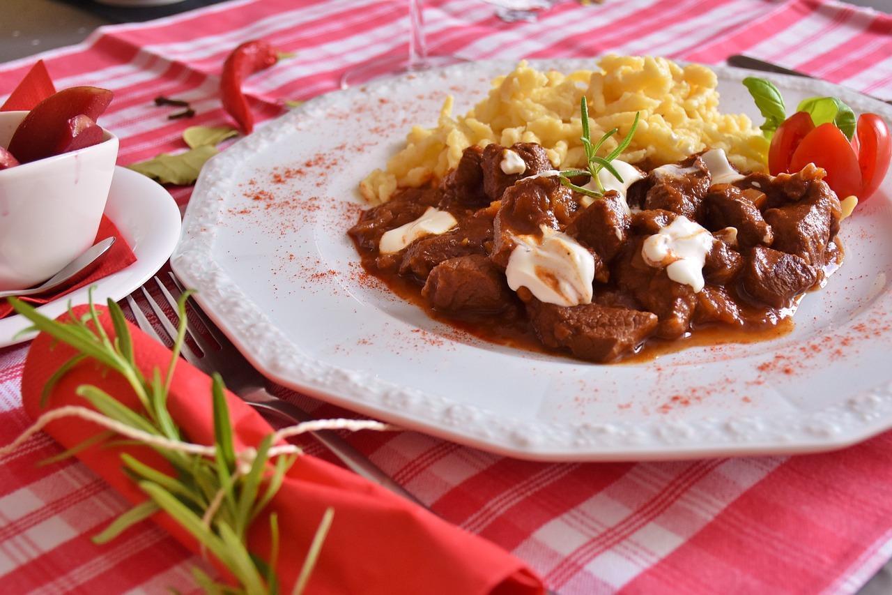 How to cook beef goulash at home