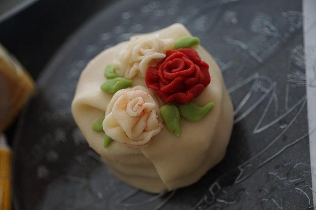Marzipan roses on the cake