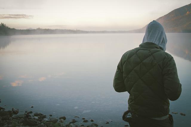 Интроверт поред језера