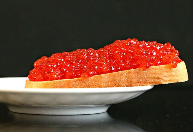 Caviar de saumon rose sur pain blanc et beurre