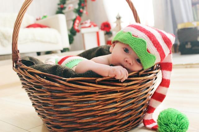 Фотографија бебе у новогодишњој капи