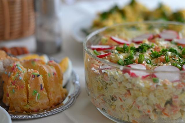 Salade de photo avec des pommes et des bâtonnets de crabe