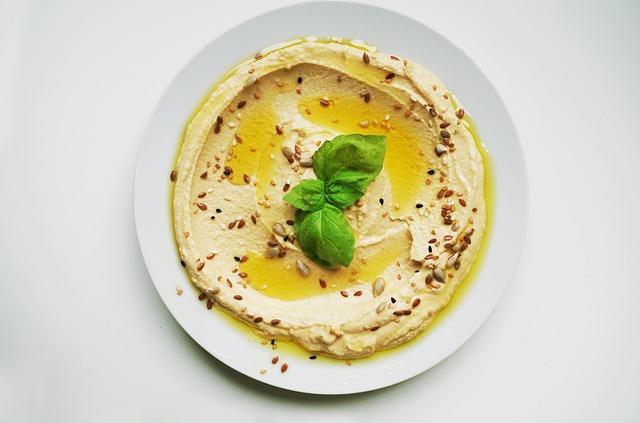 Hummus trên một đĩa với bạc hà
