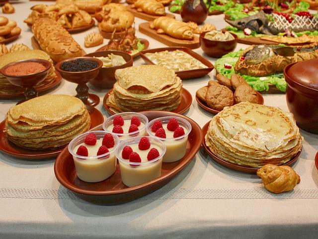 Fyldig bord med pannekaker og desserter