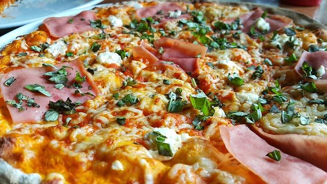 Hình ảnh pizza mỏng không men với thịt xông khói