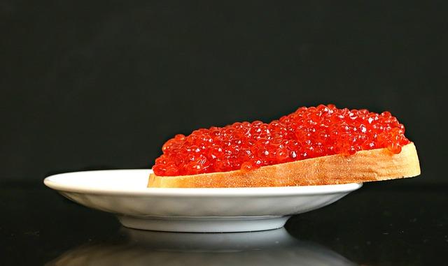 Savoureux sandwich au caviar rouge