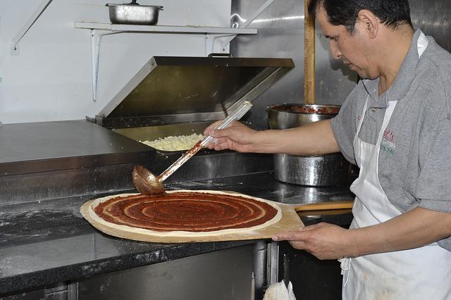 Itālis gatavo picas mīklu
