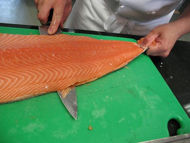 Préparation du filet de saumon pour le salage