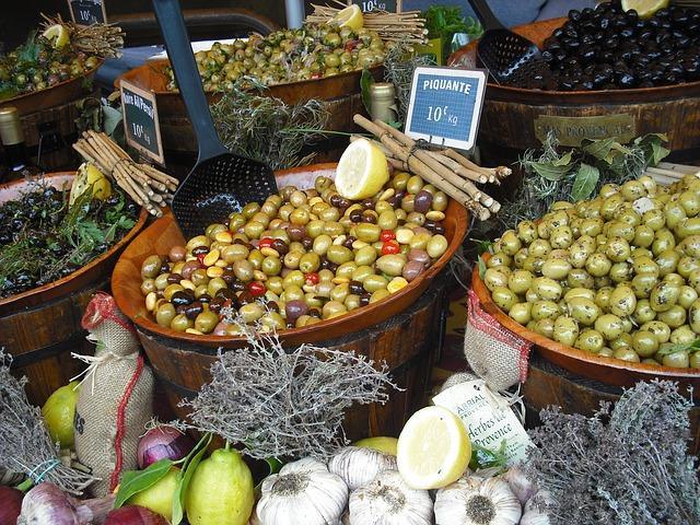 Foto av en disk med oliven og oliven
