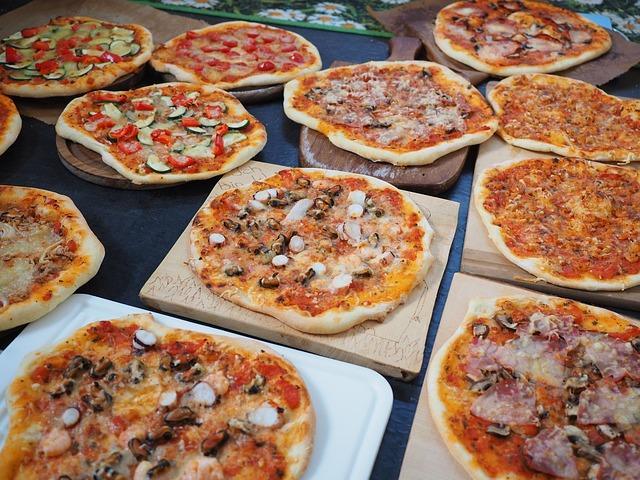 Forskellige typer pizza på bordet
