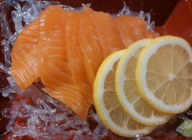 Sarkano zivju gabali ar citronu