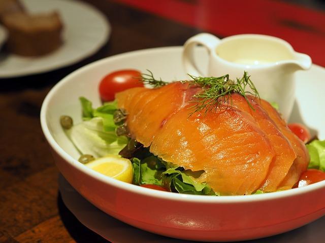 Photo de saumon rose salé sur une assiette