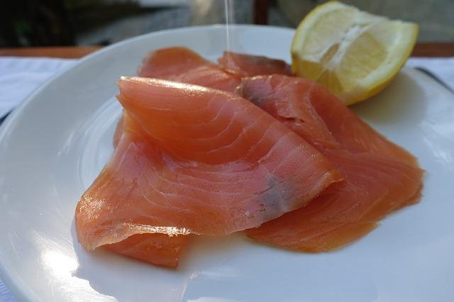 Tranches de saumon kéta fraîchement salé