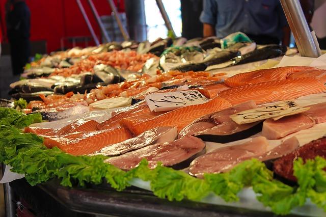 Foto af rød fisk på markedet