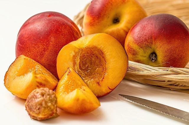 Kuva mehukkaista ja kypsistä persikoista