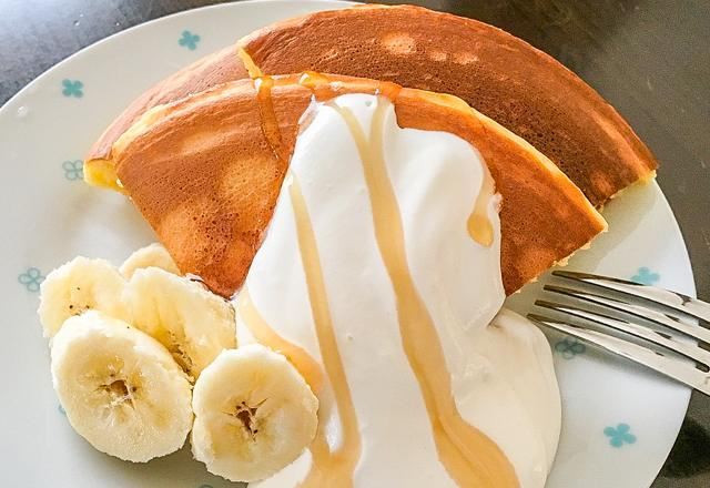 Pancakes with sour cream and banana