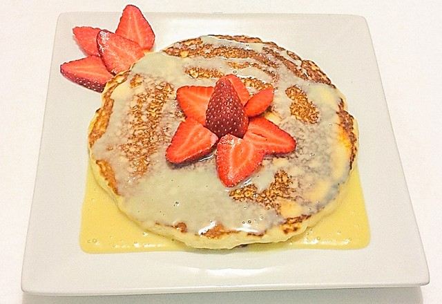 Rye flour pancakes with fruits