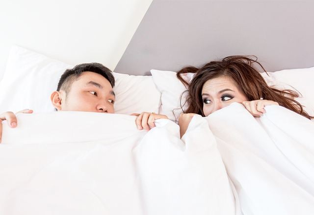 Kvinde og mand snorker