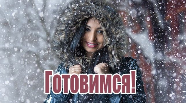 Cô gái mặc áo khoác dưới tuyết
