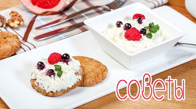 Oatmeal cookies with cottage cheese and berries